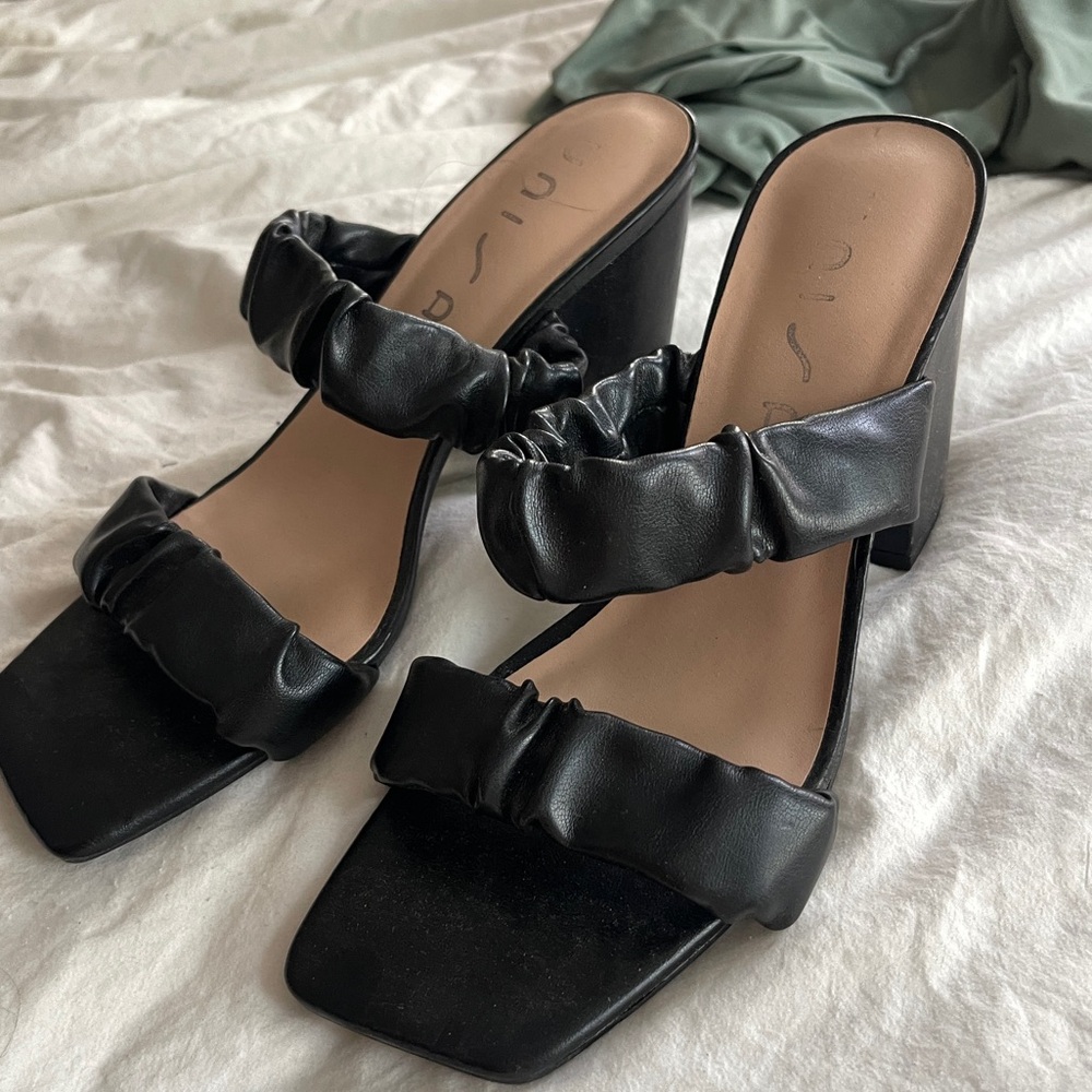 *like new* women’s heels size 9 - black